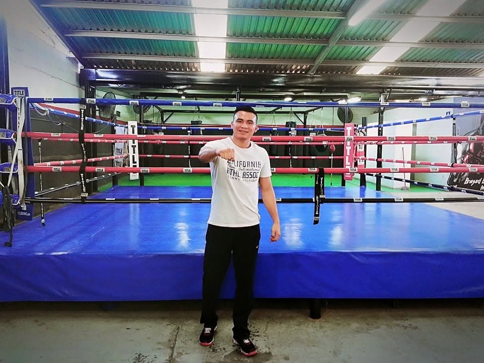 El coach junto al ring del gimnasio