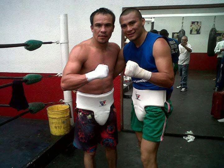 Encuentro de boxeadores en el gimnasio