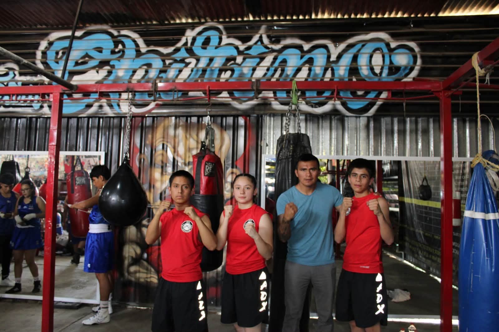 Alumnos y coach durante un encuentro de boxeo