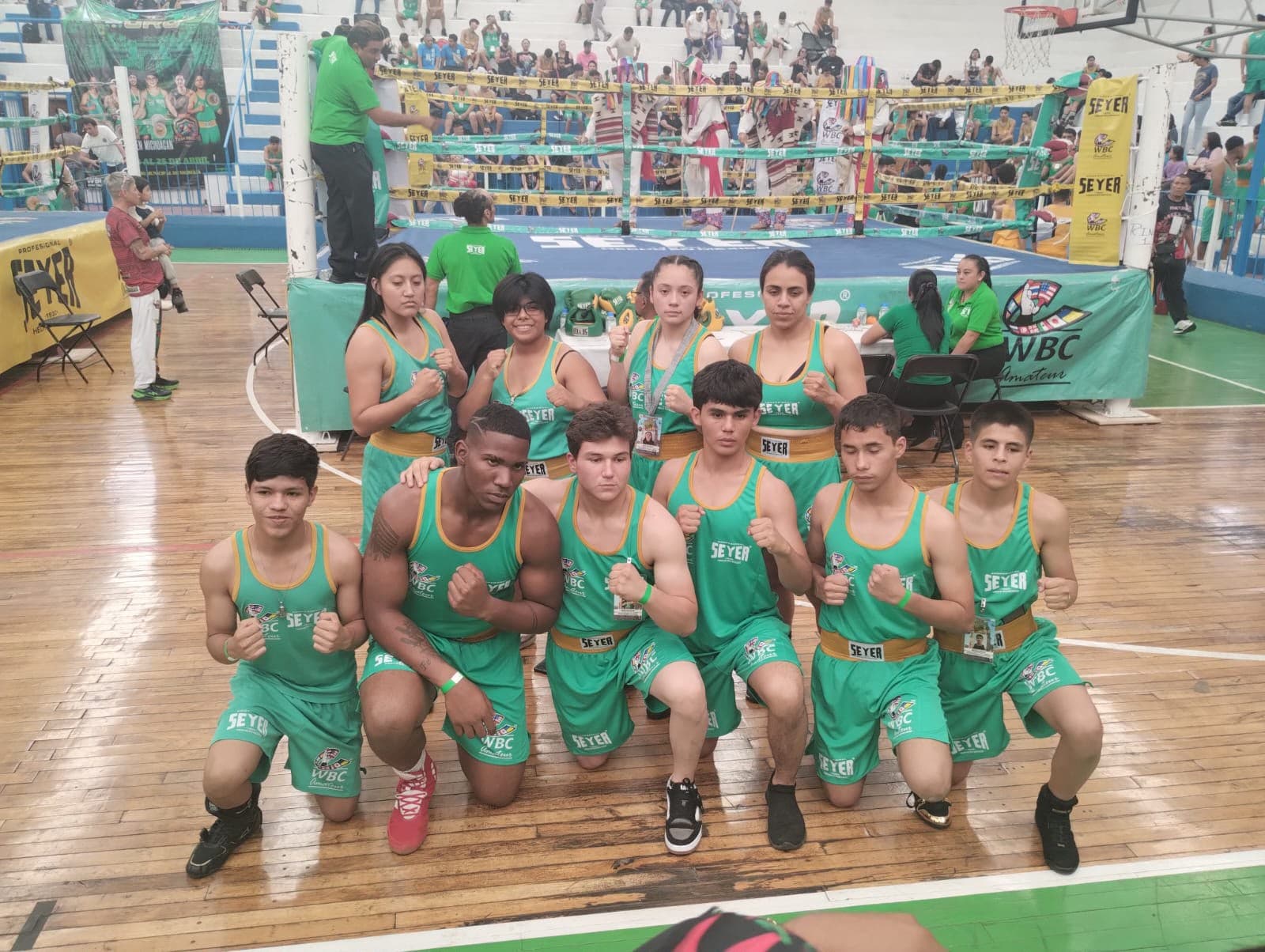 Equipo reunido durante un torneo de boxeo