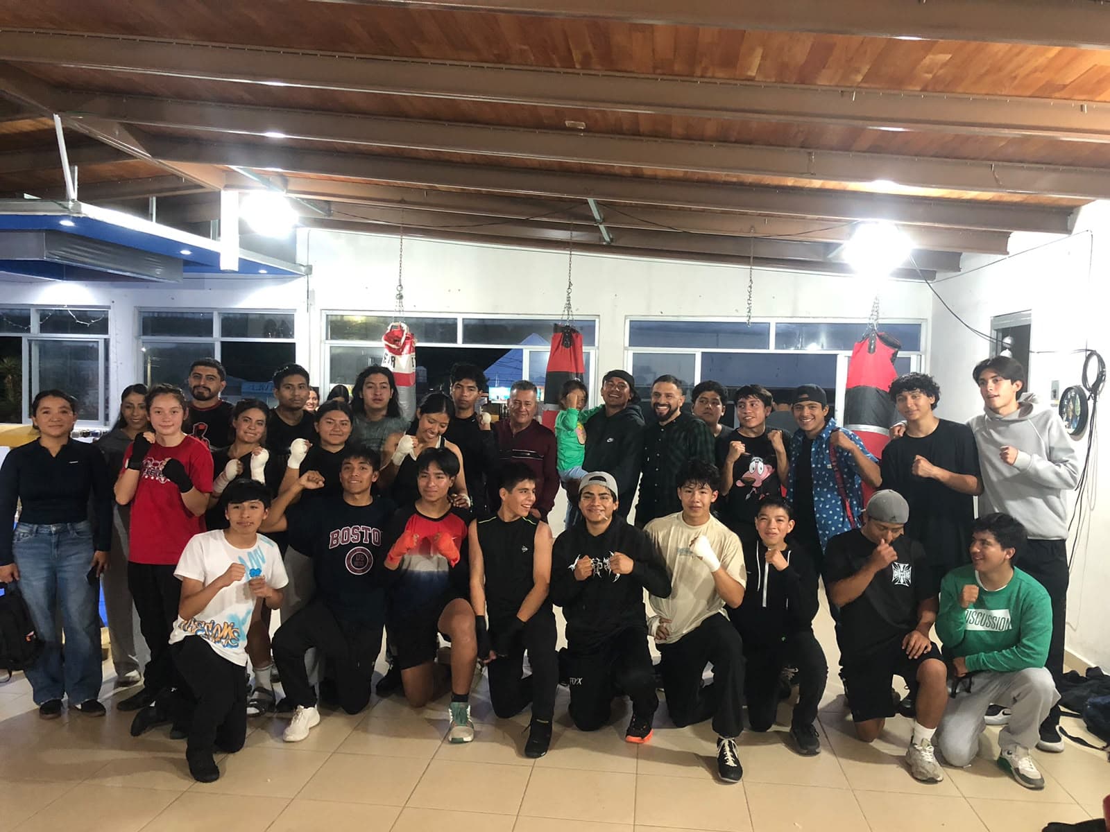 Grupo de alumnos y entrenadores reunidos en el club