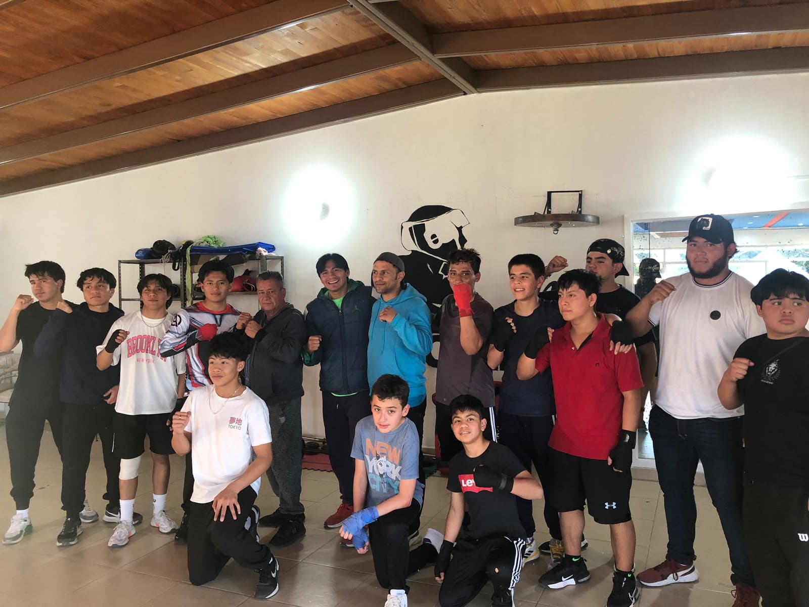 Comunidad reunida en el gimnasio Joya