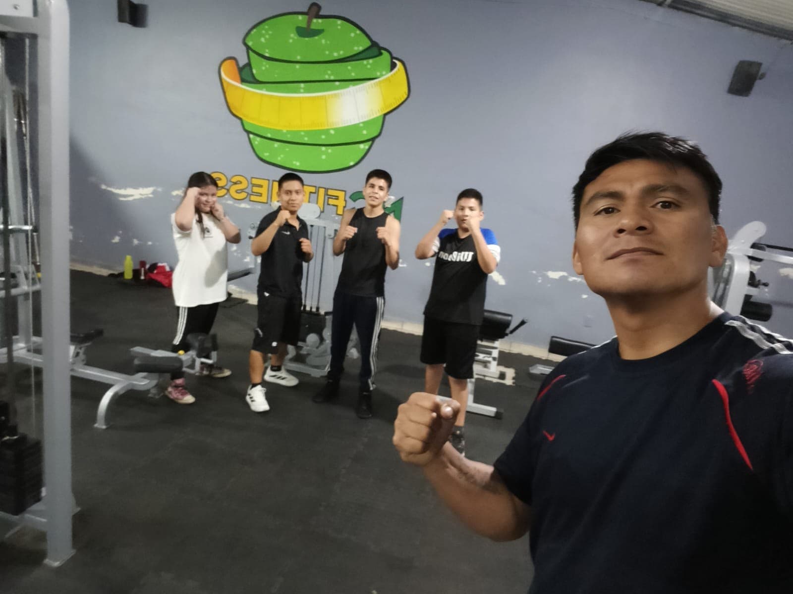 Equipo entrenando en el gimnasio